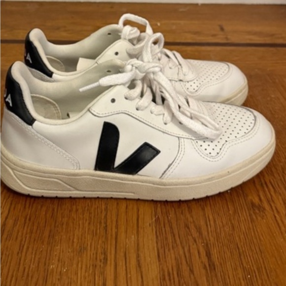 Veja White and Black Women's Sneakers - Picture 3 of 7